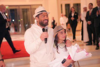 شاهد .. إستقبال ضخم لتامر حسني وابنته في دبي لهذا السبب