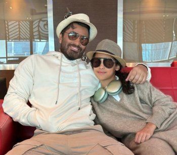 شاهد .. إستقبال ضخم لتامر حسني وابنته في دبي لهذا السبب