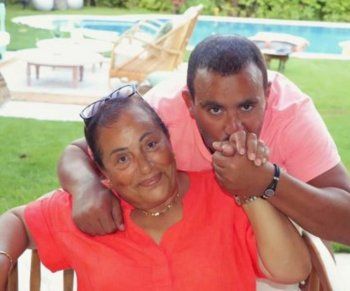 شاهد .. بالصورة- أحمد السقا يقبل يد والدته: دعوتها نعمة من ربنا