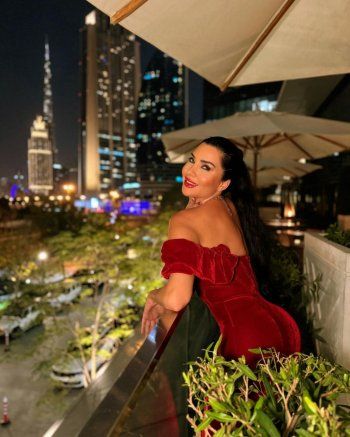 شاهد .. لاميتا فرنجية بإطلالة لامعة وجريئة.. وجمالها حديث الكثيرين