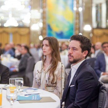 شاهد .. إطلالة مميزة للأميرة رجوة بأول زيارة رسمية لها إلى سنغافورة!