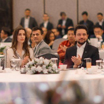 شاهد .. إطلالة مميزة للأميرة رجوة بأول زيارة رسمية لها إلى سنغافورة!