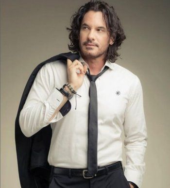 شاهد .. بطل مسلسل "إمرأة في حياتي" هكذا أصبح شكله بعمر الـ 52 عاماً- بالصورة