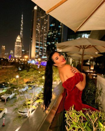 شاهد .. لاميتا فرنجية بإطلالة لامعة وجريئة.. وجمالها حديث الكثيرين