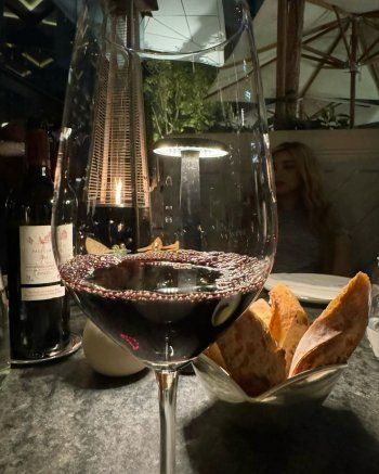 شاهد .. لاميتا فرنجية بإطلالة لامعة وجريئة.. وجمالها حديث الكثيرين