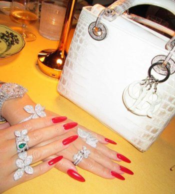 شاهد .. جورجينا رودريغيز تستعرض مجوهراتها.. لن تصدقوا كم بلغت قيمتها