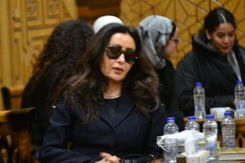 شاهد .. أنغام وهند صبري وكارول سماحة وكندة علوش وغيرهن في عزاء والدة لطيفة في مصر