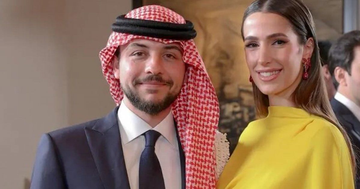 شاهد .. صورة عفوية لـ الأمير الحسين والأميرة رجوة.. وجمالهما حديث المتابعين