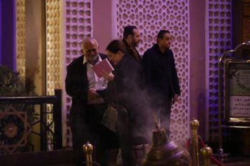 شاهد .. أنغام وهند صبري وكارول سماحة وكندة علوش وغيرهن في عزاء والدة لطيفة في مصر