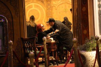 شاهد .. أنغام وهند صبري وكارول سماحة وكندة علوش وغيرهن في عزاء والدة لطيفة في مصر