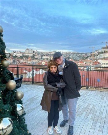 شاهد .. بالصورة - صفية العمري بأحدث ظهور لها مع إبنها من البرتغال