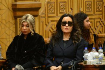 شاهد .. أنغام وهند صبري وكارول سماحة وكندة علوش وغيرهن في عزاء والدة لطيفة في مصر