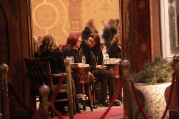 شاهد .. أنغام وهند صبري وكارول سماحة وكندة علوش وغيرهن في عزاء والدة لطيفة في مصر