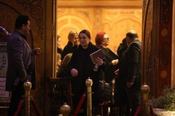 شاهد .. أنغام وهند صبري وكارول سماحة وكندة علوش وغيرهن في عزاء والدة لطيفة في مصر