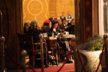 شاهد .. أنغام وهند صبري وكارول سماحة وكندة علوش وغيرهن في عزاء والدة لطيفة في مصر