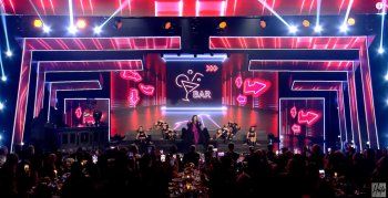 شاهد .. هيفا وهبي تفرض هذا الأمر على الجمهور خلال غنائها .. ومن دون أن تدري !! - بالصور