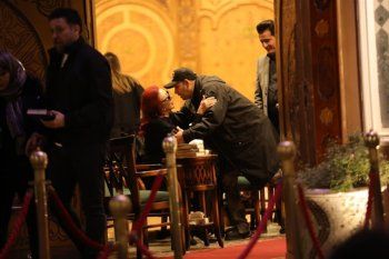 شاهد .. أنغام وهند صبري وكارول سماحة وكندة علوش وغيرهن في عزاء والدة لطيفة في مصر