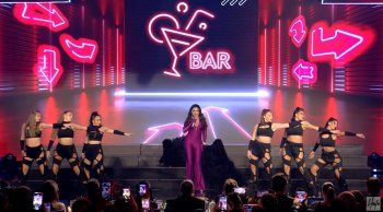 شاهد .. هيفا وهبي تفرض هذا الأمر على الجمهور خلال غنائها .. ومن دون أن تدري !! - بالصور