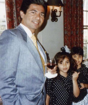 شاهد .. بصورة من الطفولة..كيم كارداشيان تستذكر والدها روبيرت إلى جانب شقيقتها كورتني