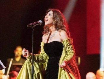 شاهد .. نجمة عالمية تطل بفستان نجوى كرم .. على من فضله الجمهور؟ - بالصور