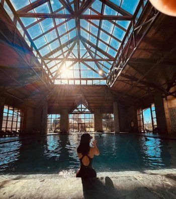 شاهد .. بسمة بوسيل تطل بملابس السباحة.. وتستمتع بوقتها في المغرب