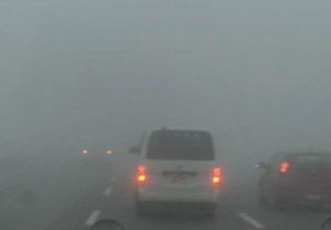 سيارة تسير في شبورة مائية