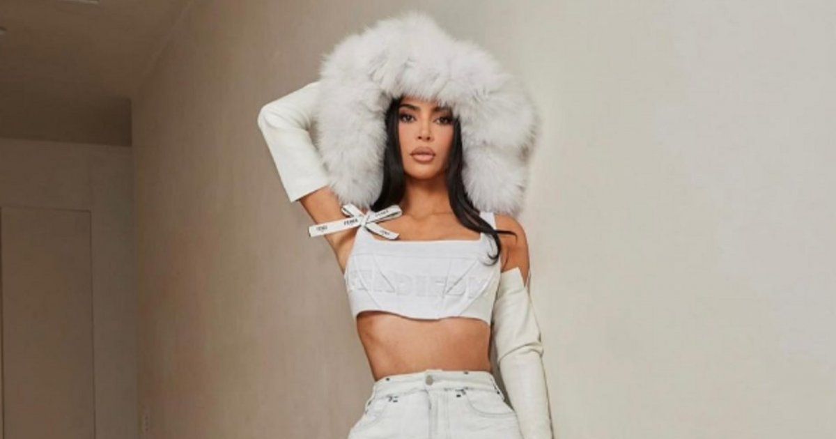 شاهد .. بصورة من الطفولة..كيم كارداشيان تستذكر والدها روبيرت إلى جانب شقيقتها كورتني