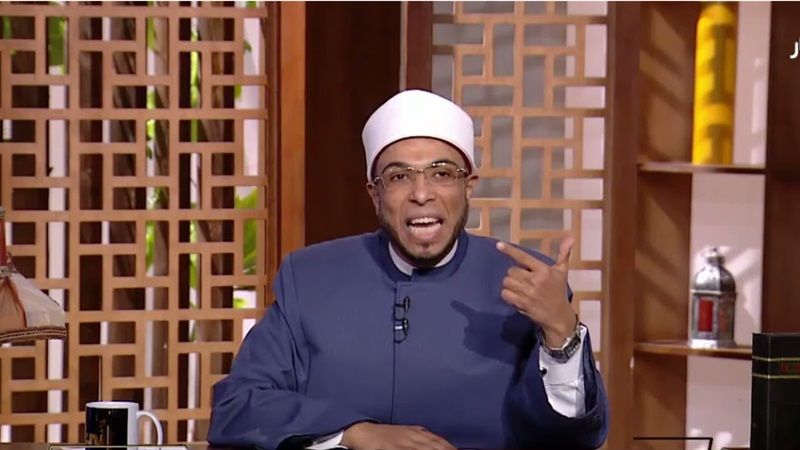 محمد أبو بكر يدعو طفلين لعدم زيارة والدهما ولا بره.. السبب مفاجأة