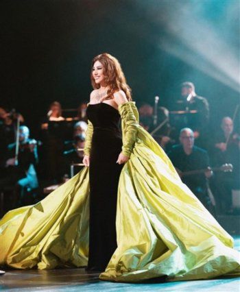 شاهد .. نجمة عالمية تطل بفستان نجوى كرم .. على من فضله الجمهور؟ - بالصور