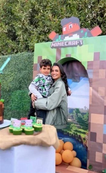 شاهد .. كارمن سليمان وزوجها مصطفى جاد يحتفلان بعيد ميلاد ابنهما .. بالصور