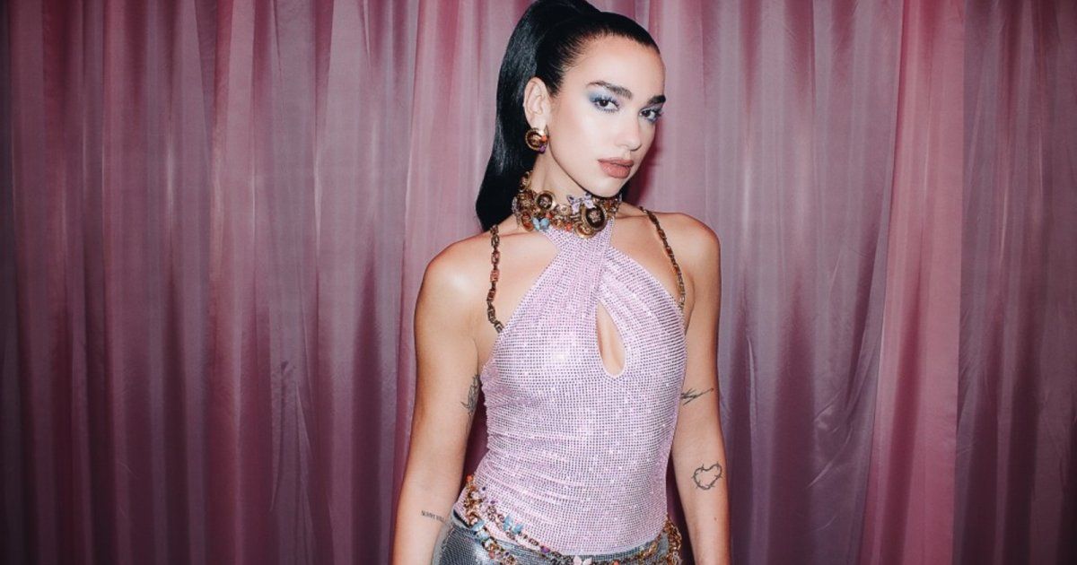 شاهد .. والد دوا ليبا يخطف القلوب بوسامته.. وعمره الصغير يحدث ضجة