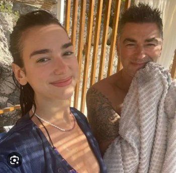 شاهد .. والد دوا ليبا يخطف القلوب بوسامته.. وعمره الصغير يحدث ضجة