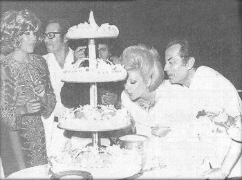 شاهد .. صور نادرة لـ فريد الأطرش وحبيبته خلال حفل عيد ميلادها وبحضور عبد الحليم حافظ