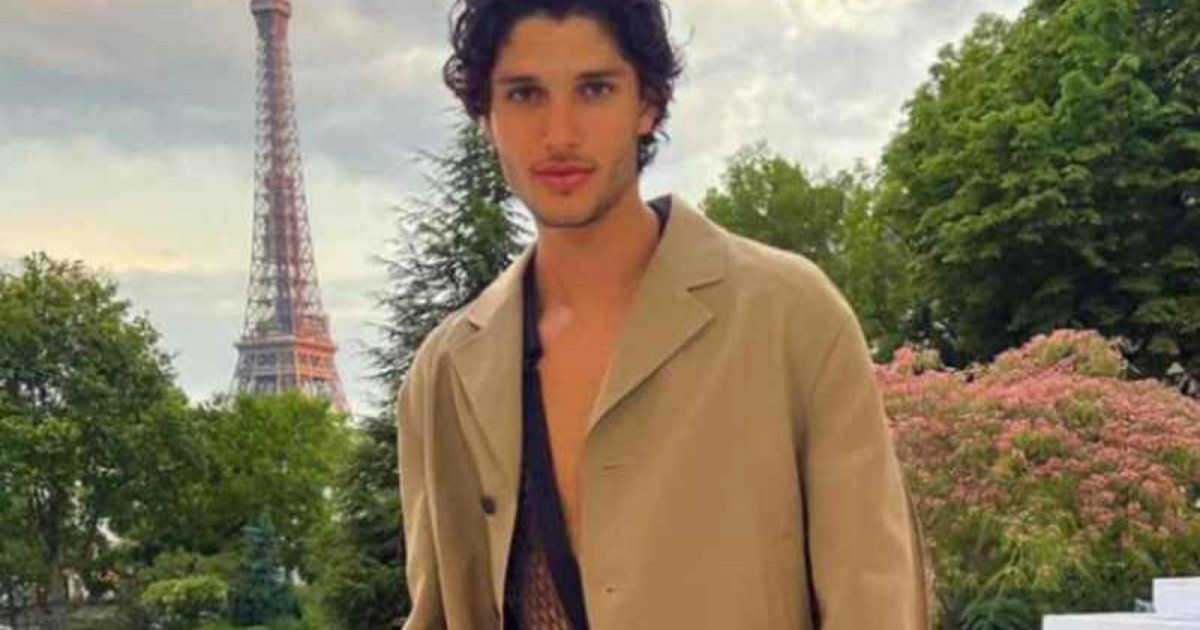 شاهد .. لؤي علامة يثير الجدل من جديد.. هكذا أطل بحقيبة يد نسائية