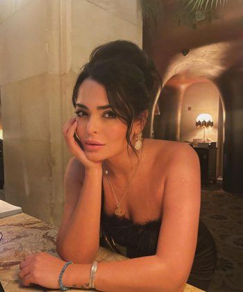 شاهد .. بالصور- بالأسود والريش..أسماء جلال تخطف الأنظار بأنوثتها