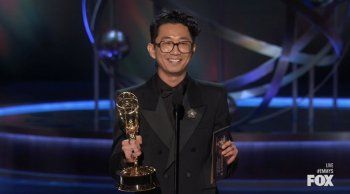 شاهد .. فوز المخرج الكوري لي سونغ جين بجائزة أفضل إخراج مسلسل في حفل توزيع جوائز إيمي بدورتها الـ75