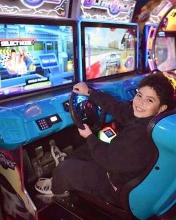 شاهد .. لقطات مؤثرة .. أنغام تحتفل بعيد ابن شقيقتها الراحلة