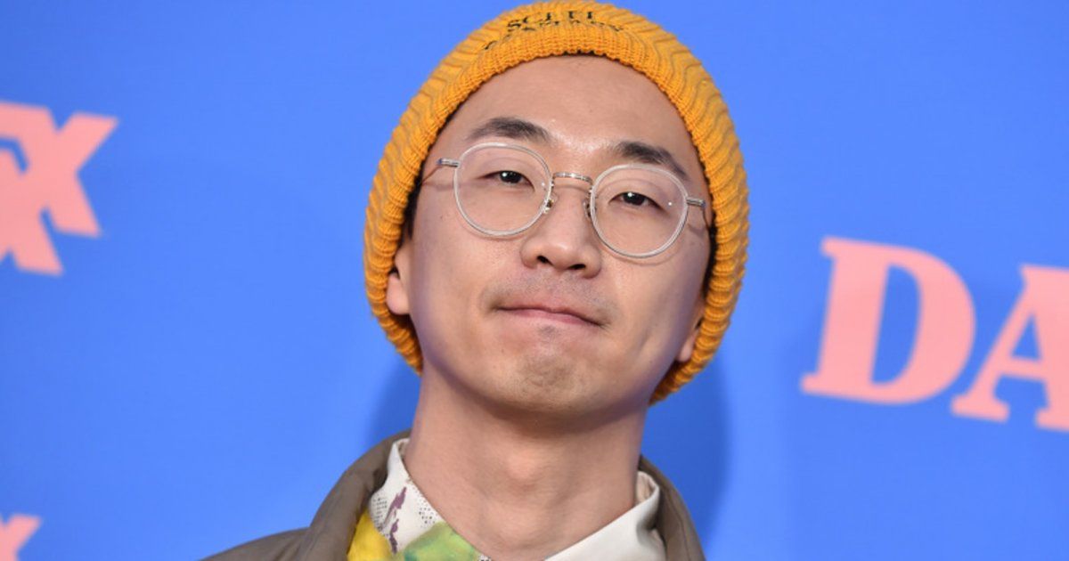 شاهد .. فوز المخرج الكوري لي سونغ جين بجائزة أفضل إخراج مسلسل في حفل توزيع جوائز إيمي بدورتها الـ75