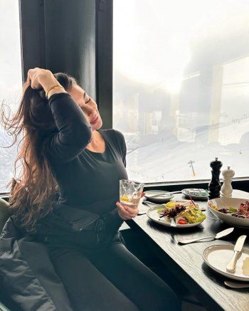 شاهد .. ياسمين صبري تبهر المتابعين بإطلالاتها على الثلج