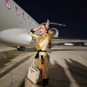 شاهد .. بالصور- لجين عمران تتألق بأناقتها داخل الطائرة الخاصة وسعر حقيبة يدها الخيالي سيفاجؤكم