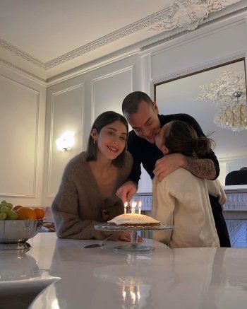 شاهد .. نور عريضة تحتفل بعيد ميلاد زوجها بحضور ابنتها في جو عائلي-بالصور