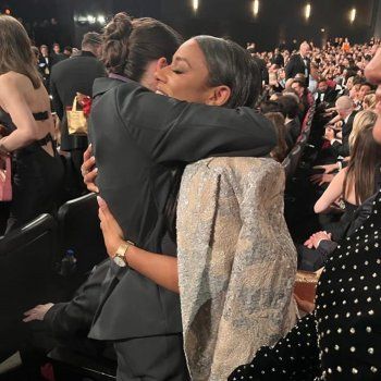 شاهد .. أريانا ديبوز وبيلا رامزي يعانقان بعضهما في حفل Emmys بعض غضب ديبوز منها بسبب نكتة