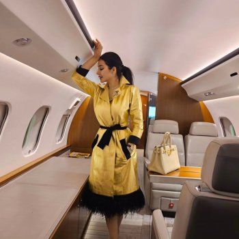 شاهد .. بالصور- لجين عمران تتألق بأناقتها داخل الطائرة الخاصة وسعر حقيبة يدها الخيالي سيفاجؤكم