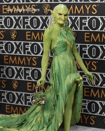 شاهد .. ظهور عفريت بين الحاضرين في حفل توزيع جوائز إيمي.. إليكم القصة