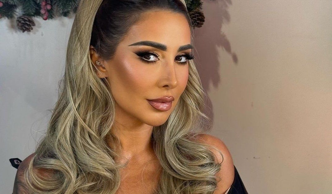 شاهد .. جويل ماردينيان بإطلالة ملفتة.. وفستانها الضيق حديث الجمهور