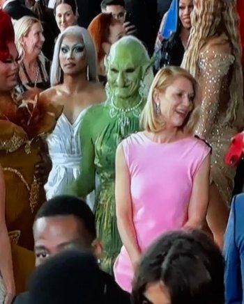 شاهد .. ظهور عفريت بين الحاضرين في حفل توزيع جوائز إيمي.. إليكم القصة