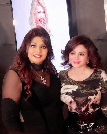 شاهد .. بالصور- إلهام شاهين تبارك لصديقتها هالة صدقي ولأبطال فيلم "الملكة" خلال العرض الخاض