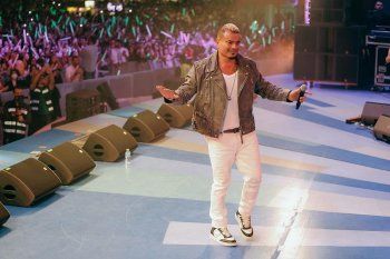 شاهد .. عمرو دياب يشعل المسرح بـ دبي وسط حضور جماهيري ضخم