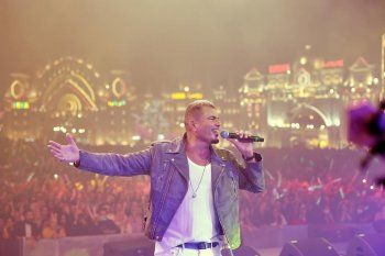 شاهد .. عمرو دياب يشعل المسرح بـ دبي وسط حضور جماهيري ضخم