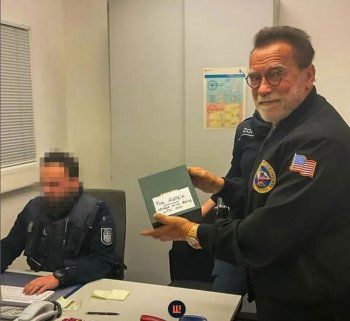 شاهد .. بالصورة- القبض على نجم عالمي في أحد المطارات..والسبب ساعة